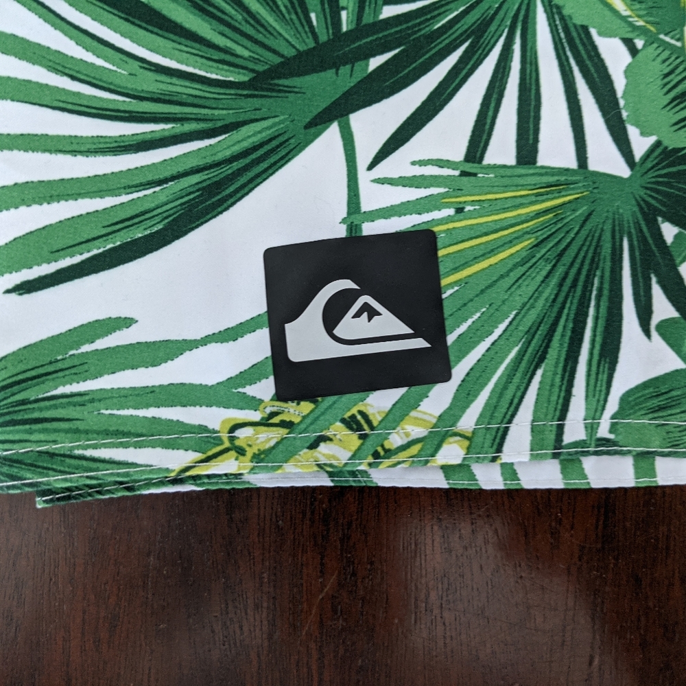 Quiksilver Board Shorts 32 - Picture 2 of 11